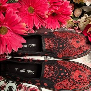Hot Topic Women's Black and Red Patterned Sneakers